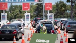 Suasana tes Covid-19 'drive-through' di Stadion Dodgers, Los Angeles, California, 15 Juli 2020. (Foto: Robyn Beck / AFP). 