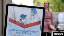 Sebuah iklan layanan tes antibodi virus corona (Covid-19) di luar sebuah apotek di London, Inggris, 29 Juni 2020. (Foto: Reuters)