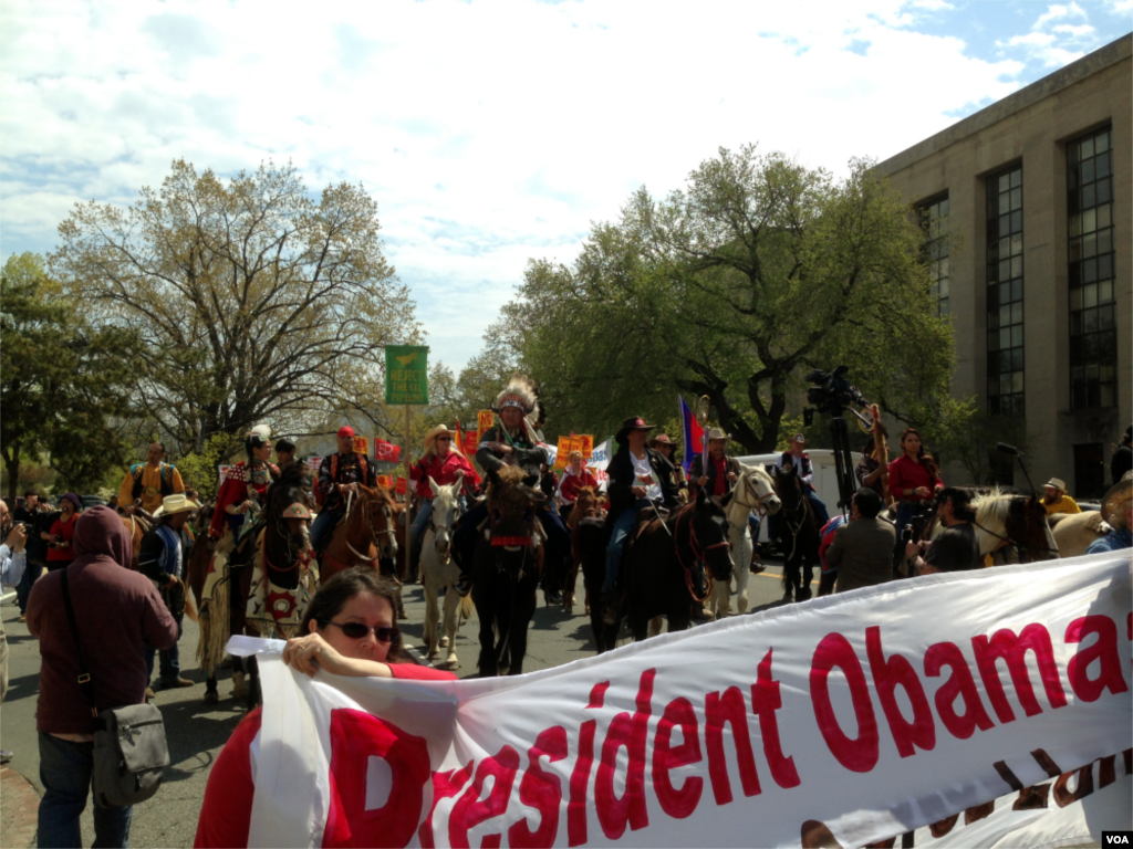 Shane Red Hawk of the Sioux Tribe from South Dakota, center, rides a horse with other Native Americans, cowboys, farmers, ranchers and environmentalists during the 'Reject and Protect' rally protesting the Keystone XL pipeline, Washington D.C., April 22, 2014. (Diaa Bekheet/VOA)