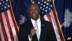 El senador Tim Scott da la respuesta republicana al discurso del presidente Joe Biden en una sesión conjunta del Congreso, el 28 de abril de 2021, en Washington.