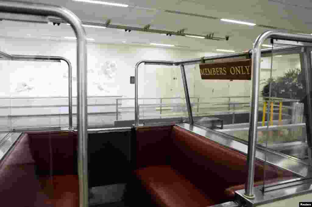 Un asiento vacío con un letrero que dice "solo para miembros", en el metro del edificio de oficinas Rayburn House y el Capitolio, en Washington, EE. UU.