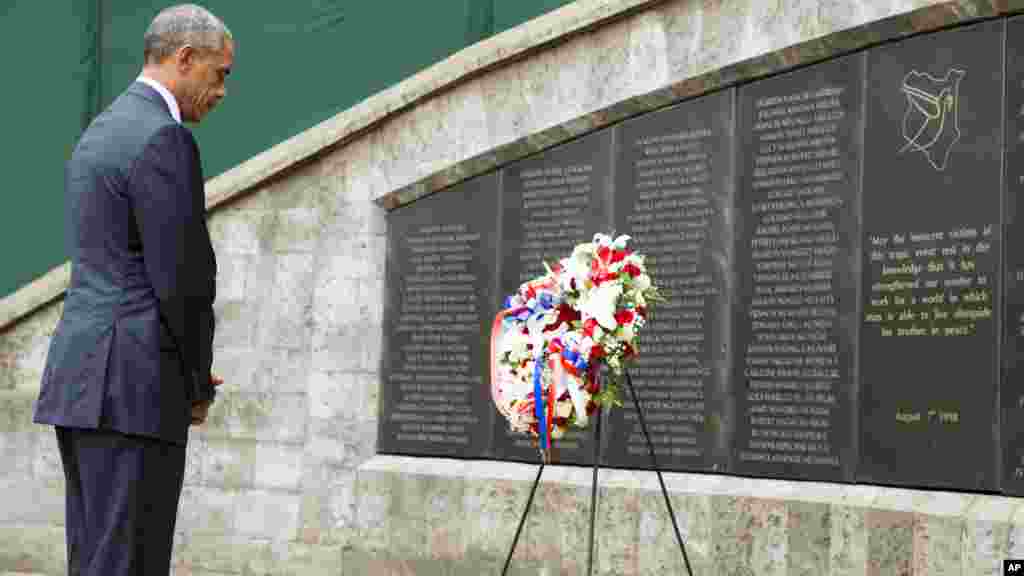 Barack Obama se recueille en mémoire des victimes de l'attentat meurtrier en 1998 à l'ambassade américaine au Kenya, Nairobi, 25 juillet 2015. 