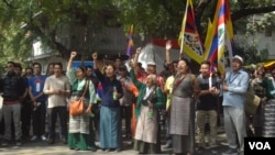ជន​ជាតិ​ទីបេ និង​អ្នក​គាំទ្រ​ ធ្វើ​បាតុកម្ម​នៅ​មុខ​ស្ថាន​ទូត​ចិន​នៅ​ទីក្រុង​ញូវ​ដែលី ប្រទេស​ឥណ្ឌា កាល​ពី​ថ្ងៃទី​១០​ ខែ​មីនា ដើម្បី​ប្រារព​ខួប​ទី​៥៨​ នៃ​ថ្ងៃ​ដែល​មាន​វត្តមាន​របស់​ចិន​នៅលើ​​ទីក​ដី​ទីបេ ។