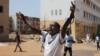 Un étudiant chante un slogan lors de manifestations contre l'augmentation des frais universitaires à l'université Cheikh Anta Diop, à Dakar, le 9 avril 2013.
