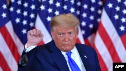Sin evidencias, el equipo legal y la campaña del mandatario Donald Trump persisten en acusar de "fraude" a las autoridades electorales en varios estados. [Foto del 4 de noviembre de 2020]