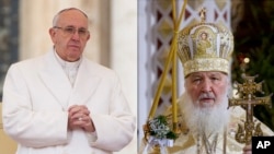 Kepala Gereja Ortodoks Rusia, Patriarch Kirill (kanan) dan Paus Fransiskus dijadwalkan akan bertemu di bandara internasional Jose Marti di Havana, Kuba, Jumat (12/2).