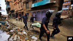 Spasilačke ekipe u Nepalu izvlače žrtve iz ruševina posle zemljotresa u Baktapuru blizu Katmandua.