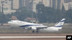 Pesawat milik maskapai penerbangan El Al, lepas landas dari Bandara Ben Gurion, dekat Tel Aviv, Israel, 31 Agustus 2020.