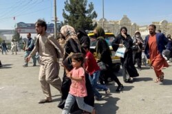 La gente intenta entrar en el aeropuerto internacional Hamid Karzai de Kabul, el lunes 16 de agosto de 2021.