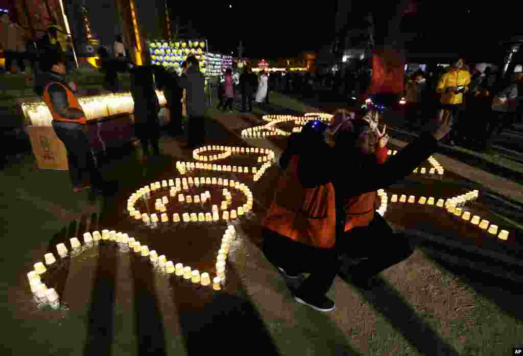 Los budistas se toman una autofoto durante las celebraciones de Año Nuevo en el templo budista Jogyesa en Seúl, Corea del Sur.