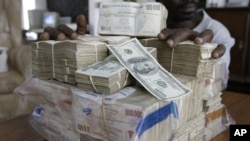 Un homme a placé sur un étalage l'équivalent de 100 dollars américains en monnaie locale, à Harare, Zimbabwe, 5 mars 2008. 