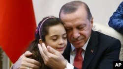 Bana Al-Abed avec le président Recep Tayyip Erdogan au Palais présidentiel, Ankara, Turquie, 21 décembre 2016.