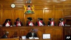 Des juges de la Cour suprême du Kenya président l'audience de pétitions contestant la réélection du président Uhuru Kenyatta à Nairobi, au Kenya, le 14 novembre 2017.
