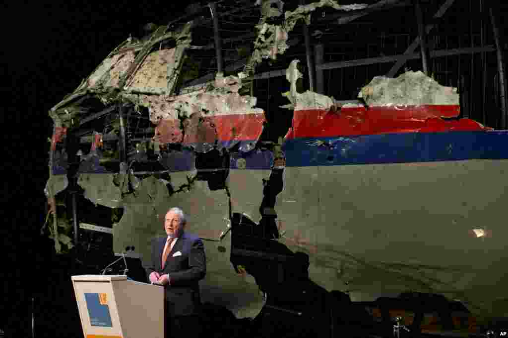With the reconstructed cockpit displayed behind, Tjibbe Joustra, head of the Dutch Safety Board presents the board’s final report into what caused Malaysia Airlines Flight 17 to break up over eastern Ukraine last year in Gilze-Rijen, Netherlands, October 13, 2015.