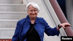 La secretaria del Tesoro de Estados Unidos, Janet Yellen, llega al Aeropuerto Internacional Guangzhou Baiyun, en Guangzhou, provincia de Guangdong, China, el 4 de abril de 2024.