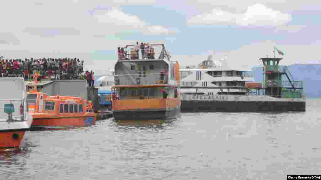 Une foule de curieux s’assemble sur la rive du lac Kivu à l’annonce du naufrage d’un canot rapide entre Goma et Bukavu, à Goma, Nord-Kivu, 30 novembre 2015. VOA/Charly Kasereka