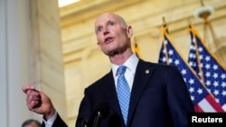 El senador Rick Scott conversa con los periodistas en el Capitolio, el 13 de abril de 2021.