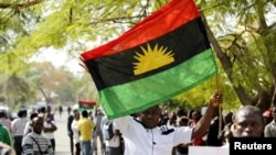 Un indépendantiste tient un drapeau de Biafra lors d'une manifestation à Abuja, Nigeria, le 1er décembre 2015.