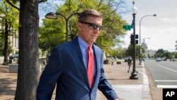 Michael Flynn, mantan penasihat keamanan nasional Presiden Donald Trump, meninggalkan pengadilan federal, 10 September 2019. (Foto: AP/Manuel Balce Ceneta)