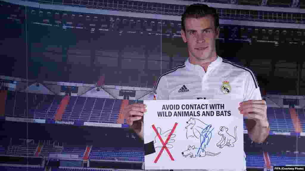 La Fifa lance la campagne "11 contre Ebola", mettant en vedette du Real Madrid Cristiano Ronaldo, Neymar Jr de Barcelone, Didier Drogba de Chelsea et du Bayern Munich Philipp Lahm, entre autres, avec la promotion de 11 messages simples de santé contre l’épidemie en Afrique de l’Ouest.