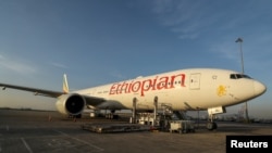 Un avion cargo d'Ethiopian Airlines transportant les vaccins AstraZeneca/Oxford sous le COVAX à l'aéroport international de Bole à Addis Abeba, en Ethiopie, le 7 mars 2021.