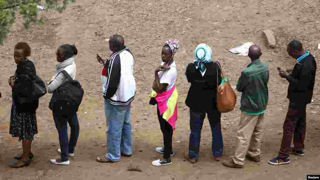 Les Kenyans font la queue pour voter lors de l'élection présidentielle à Nairobi, au Kenya, le 8 août 2017.