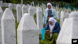 Rođaci žrtava genocida u Srebrenici u memorijalnom centru u Potočarima, 11. jula 2019.