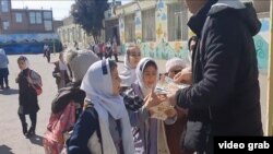 İran Azərbaycanında milli fəallar Ana Dili Günü münasibətilə türkcə kitablar paylayıblar