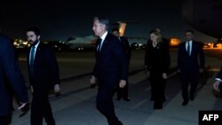 2023年10月13日，美国国务卿布林肯在以色列举行会晤后抵达安曼走向他的车队。（法新社照片）