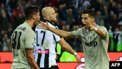 Cristiano Ronaldo (à droite) se congratule avec Rodrigo Bentancur après un but contre Udinese, Italie, le 6 octobre 2018 