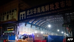 中國湖北省武漢市衛生應急隊的消毒車輛駛離已被關閉的武漢華南海鮮批發市場。 （2020年1月11日）
