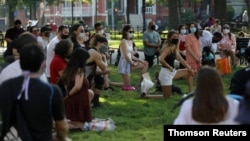 La gente protesta contra la desigualdad racial, tras la muerte de George Floyd por la policía de Minneapolis, en Washington D.C. 