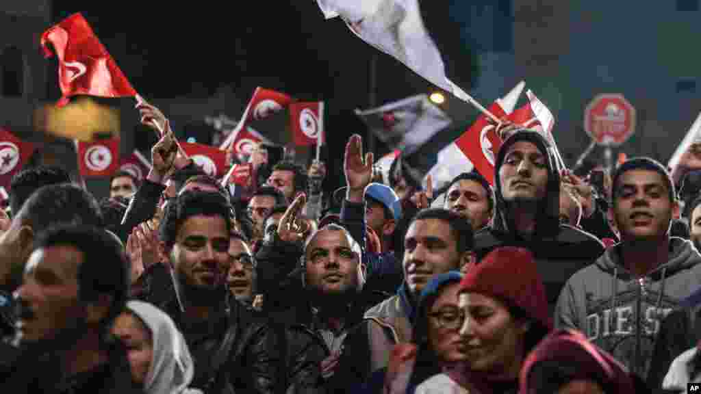 Des partisans se réunissent alors que Moncef Marzouki, président tunisien sortant et candidat à la présidentielle, donne un discours, après le second tour de l'élection présidentielle du pays, à Tunis, diamnche 21 décembre 2014.
