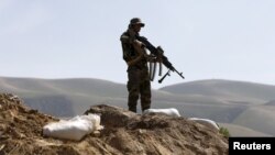 Arhiva - Pripadnik Avganistanske nacionalne armije čuva stražu tokom patrole u okrugu Dand Gori, u pokrajin Baglan, Avganistan, 15. marta 2016. Pokrajinu su zauzeli talibani tokom proteklih nedelja, ali antitalibanske snag su ponovo zauzele neke oblasti 20. avgusta 2021.