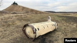 Mabaki ya kombora la aina ya ATACMS lililorushwa na wanajeshi wa Ukraine November 25 kuelekea eneo la Russia katika mkoa wa Kursk.