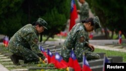 资料照：士兵在台湾离岛金门为第二次台海危机(台湾称“八二三炮战”）65周年纪念仪式进行准备。(2023年8月23日)