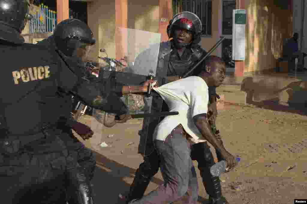 Une vague des manifestations dont le point le culminant était l’incendie du parlement jeudi le 30 octobre 2014, au Burkina Faso, a contraint le président Blaise Compaoré à la démission vendredi 31 octobre 2014 après 27 années de règne.