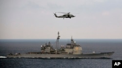 Archivo - El portaaviones USS Theodore Roosevelt cerca de la costa de India el 17 de octubre de 2015.