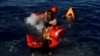 Migran mencoba untuk tetap mengapung setelah jatuh dari perahu karet mereka selama operasi penyelamatan oleh kapal LSM Migrant Offshore Aid Station (MOAS) yang berbasis di Malta di Mediterania tengah di perairan internasional. (Foto: Reuters)