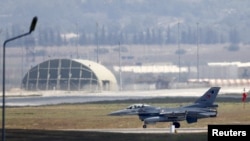 Jet Tempur F-16 milik pasukan Angkatan Udara Turki mendarat di pangkalan udara Incirlik di Adana, Turki, pada 11 Agustus 2015. (Foto: Reuters/Murad Sezer)