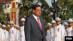 រូបឯកសារ៖ រដ្ឋមន្ត្រី​ក្រសួង​មហាផ្ទៃ​ ស ខេង ចូលរួម​ទិវាបុណ្យ​ឯករាជ្យ​ជាតិថ្ងៃទី​៩ វិច្ឆកា ឆ្នាំ​២០១៩​ នៅ​រាជធានី​​ភ្នំពេញ​។ (ហ៊ុល រស្មី/វីអូអេ) ​