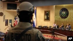 Soldados de las Fuerzas Especiales Armadas del Ejército de El Salvador, siguiendo órdenes del presidente Nayib Bukele, ingresan al Congreso a la llegada de los legisladores, en San Salvador, El Salvador, el domingo 9 de febrero de 2020. 
