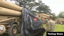한국 경북 성주군에서 미군 장병들이 고고도미사일방어체계(THAAD ·사드) 발사대 가림막을 벗기고 있다. (자료사진)
