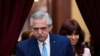 El presidente argentino Alberto Fernández llega al Congreso para abordar a la nación, seguido por la vicepresidenta Cristina Fernández, en la sesión inaugural anual del Congreso en Buenos Aires, Argentina, el miércoles 1 de marzo de 2023. (AP Foto/Natacha Pisarenko)