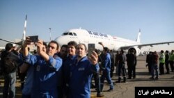 سلفی خدمه هواپیمایی ایران با یکی از هواپیماهای جدید که ایران خریداری کرده است.