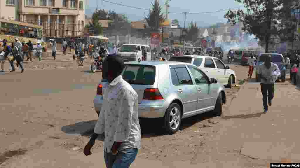 Les manifestants fuient après les tirs de gaz lacrymogène par la police, à Bukavu le 31 juillet 2017. (VOA/Ernest Muhero) 