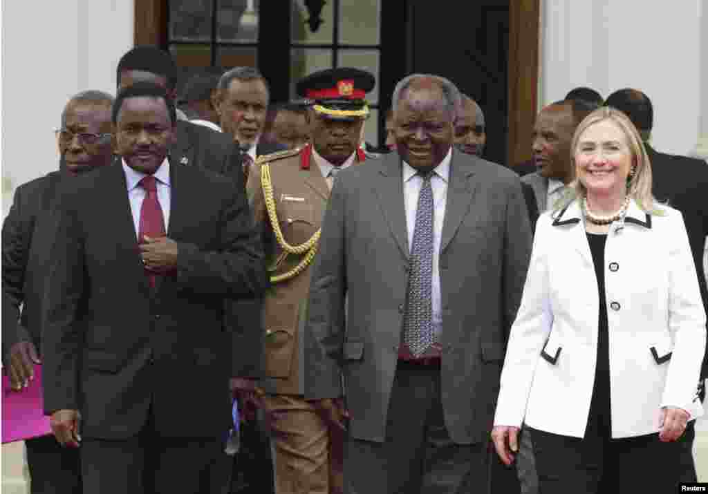 Kenya's President Mwai Kibaki, with Hillary Clinton (R) and his vice president Kalonzo Musyoka (L), leaves after a meeting at State House in Nairobi August 4, 2012.