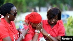 Des membres de la campagne “Ramenez-nous nos filles” consolent une de leurs qui a fondu qui a fondu en larmes à Abuja, le 3 novembre 2014, au moment où Boko Haram a attaqué plusieurs villes nigérianes. 