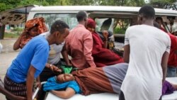 Radnici hitne pomoći nose Somalijku, povređenu u eksploziji automobila bombe kada je probijena kapija na ulazu u hotel Elit u Mogadišu, 16. avgusta 2020.