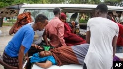 Une blessée est évacuée dans un hôpital de Mogadiscio à la suite de l'attaque de l'hôtel Elite en Somalie, le 16 août 2020.